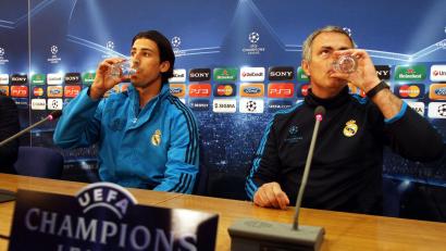 Bild: picture alliance / dpa
Nach fast eineinhalb Jahrzehnten wieder bei Real vereint: Sami Khedira (links) und Coach José Mourinho. (Archivbild)