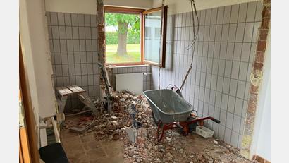Bild: Wolfgang Weigl
Im Gemeindehaus der evangelischen Auferstehungskirche in Ammersricht haben die Umbauarbeiten im Sanitärtrakt begonnen; aus der bisherigen Toilette wird eine rollstuhlgerechte.