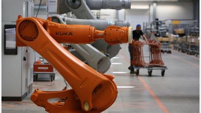 Bild: picture alliance / Karl-Josef Hildenbrand/dpa
Kuka-Roboter im Augsburger Werk im Übernahmejahr 2016.