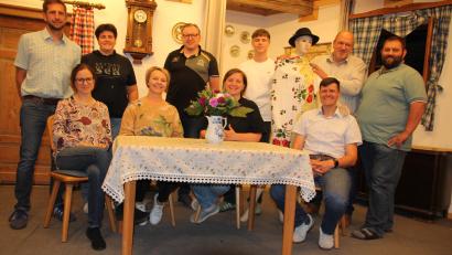 Bild: Konrad Rosner
Am 14. Juli startet der Vorverkauf für das Theaterstück "Die hölzerne Jungfrau". Die Kondrauer Theatergruppe um (sitzend, von links) Diana Gollwitzer, Silvia Waidhas, Christine Sommer und Markus Härtl sowie (stehend, von links) Andreas Grillmeier, Katharina Grillmeier, Markus Waller, Michael Riedl, Andreas Riedl und Christoph Frank übt schon fleißig.