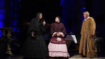 Archivbild: kaz
Die Organisatorinnen der Stadtführungen, Pauline Bäumler und Liane Preininger (von links), sind ebenso mit von der Partie wie Roland Wende als letzter Kemnather Franziskanermönch.