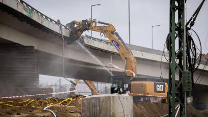 Bild: Christoph Soeder/dpa
Die Ringbahnbrücke in Berlin trug täglich sehr viel Verkehr. (Archivbild)