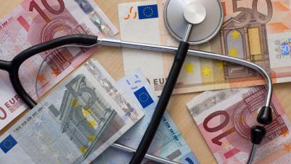 Archivbild: picture alliance / ZB
Die stark steigenden Gesundheitsausgaben sollen unter Kontrolle kommen.