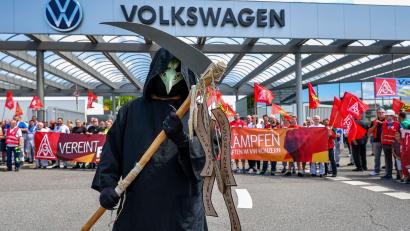 Bild: Jan Woitas/dpa
Bei VW wird um Sparpläne gerungen.