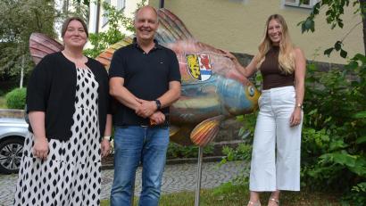 Bild: Josef Rosner
Sachgebietsleiterin Sabrina Busch (von links), Projektmanager Markus Kraus und Sophia Ernst kümmern sich federführend um die Erlebniswochen Fisch im Landkreis Tirschenreuth.