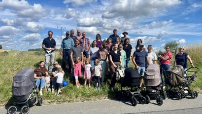 Bild: Ina Piehler
Die jungen Familien aus dem Oberland unterbreiten Bürgermeister Reiner Wiedenbauer (hinten, links) ihre Ideen.