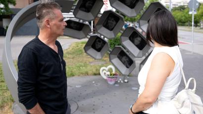 Bild: Sven Hoppe/dpa
Sibel (r) und Hasan (l) Leyla haben bei dem rassistischen Anschlag ihren Sohn Can verloren.