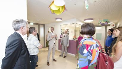 Bild: medbo KU / Katharina Tenberge-Holzer
Chefarzt David Aue (Dritter von links) erklärt den Gästen bei einem Rundgang die Arbeitsweise und die verschiedenen Räumlichkeiten in der neuen Kinder- und Jugendpsychiatrie in Weiden.