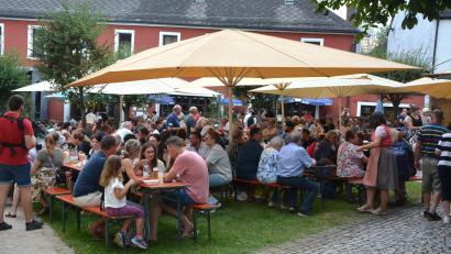 Archivbild: Josef Rosner
Der Therese-Neumann-Platz (Bild) und der Pfarrer-Naber-Platz werden wieder zur Festmeile.