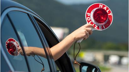 Bild: Peter Kneffel/dpa
Schleierfahnder kontrollierten den Wagen an der Autobahn 6 in der Oberpfalz. (Symbolbild)