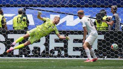 Bild: Jae C. Hong/AP/dpa
Alexander Schlager (l) wechselt zu Werder Bremen. (Archivbild)