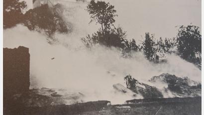 Archivbild: Stadtarchiv Pleystein
Im Stadtarchiv Pleystein gibt's Bilder, die das Ausmaß der Brandkatastrophe 1901 dokumentieren. Die Aufnahme zeigt, wie das Feuer an der Ostseite des Kreuzbergs wütet.