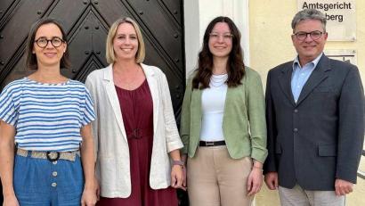 Bild: Amtsgericht Amberg
Jürgen Konrad, Direktor am Amtsgericht Amberg (rechts) freut sich über die Verstärkung durch zwei neue Richterinnen: Jasmin Hertel (Zweite von links) und Sarah Seifert (Dritte von links) .