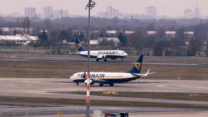 Bild: Jörg Carstensen/dpa
Bei einem Ryanair-Flug brach unterwegs eine Scheibe, Passagieren zufolge geriet ein Passagier in Not. (Illustration)