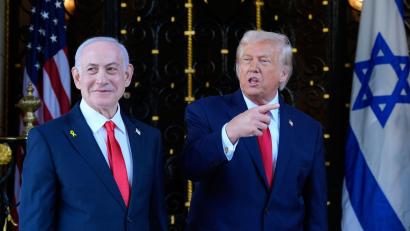Bild: Alex Brandon/AP/dpa
Berichten zufolge warnte Israel Trump vor Mordanschlägen. (Archivbild)