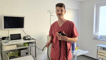 Bild: lnz
Der gebürtige Tirschenreuther Dr. Peter Kraus ist seit dem 1. Juli als Facharzt für Innere Medizin und Gastroenterologie am MVZ am Steinwald in Wiesau tätig. In den Händen hält er ein Gastroskop, das etwa für Magenspielungen eingesetzt wird.