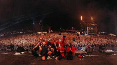 Bild: Patrick Schneiderwind
2024 waren Hämatom (rotes Bühnenoutfit) das vorerst letzte Mal beim Wacken Open Air. Ende Juli kehrt die Speichersdorfer Band dorthin erstmals als Headliner eines Abend zurück.