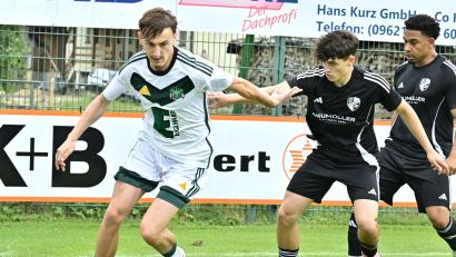 Bild: Hubert Ziegler
Letzte Chance für Nicolas Wolf (links) und die DJK Ammerthal in der Vorbereitung noch einmal zu testen, was zum Ligastart klappen soll.