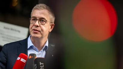 Bild: Fabian Sommer/dpa
Berlins Finanzsenator Stefan Evers soll neue Aufgaben übernehmen. (Archivbild)