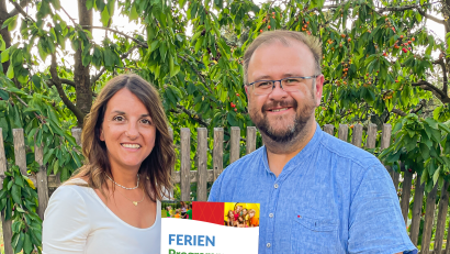 Bild: Hans Walter 
Christina Ackermann, hier mit Bürgermeister Hans Walter, hat als neue Jugendbeauftragte der Gemeinde Kastl ein umfangreiches Ferienprogramm zusammengestellt.