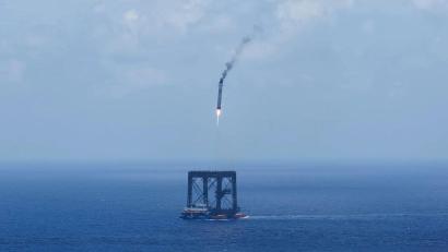 Bild: Xing Guangli/XinHua/dpa
Auf dem Meer wird eine Stufe der neuen Rakete „Langer Marsch 10B“ aufgefangen.