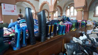 Bild: Thomas Frey/dpa
Auch Gummistiefel für Kinder gehörten zu den benötigten Hilfsgütern nach der Flut. (Archivbild)