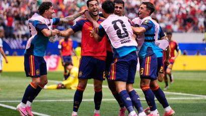 Bild: Mark J. Terrill/AP/dpa
Spaniens Held des Abends: Mikel Merino (2. v. l.)