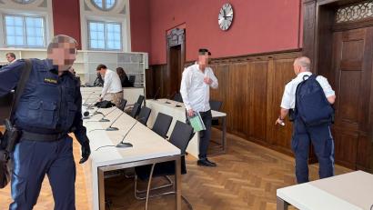 Bild: Hohlheimer
Mit Fußfessel verlässt der 26-Jährige am Freitag den Sitzungssaal. Seit Anfang Juli muss sich der Mann aus dem Landkreis Schwandorf wegen versuchten Totschlags vor dem Landgericht Amberg verantworten.