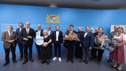 Bild: StMFH/Christian Blaschka
Finanz- und Heimatminister Albert Füracker (Dritter von links) übergibt die Urkunde zur Aufnahme der Krippentradition in Tirschenreuth in das Bayerische Landesverzeichnis des Immateriellen Kulturerbes.