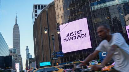 Bild: Ryan Murphy/AP/dpa
Auf Bildschirmen rund um den Madison Square Garden erschien die Aufschrift: „Just&t Married“. (Archivbild)