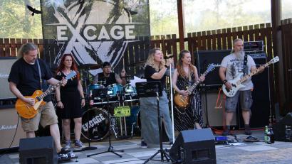 Bild: Hans Prem
Die Rockband "Excage" mit Andy Fischer, Michaela Lorenz, Michael Stein, Maike Albrecht, Susi Meierhofer und Nils Grundmann (von links) begeisterte mit einem fast dreistündigen Konzert im Rahmen der Sommerserenade in der Freizeitanlage.
