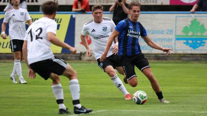 Bild: DIETER JAESCHKE
Nach dem 5:1-Sieg am Dienstagabend beim SV Etzenricht (Szene) wartet auf die SpVgg SV Weiden das nächste Testspiel. Am Samstag geht es gegen den sächsischen Oberligisten VFC Plauen.