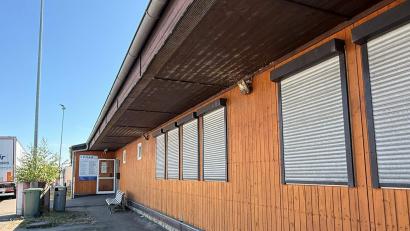 Bild: Gabi Schönberger
Die Rollläden sind herunten: Das Zollamt Waidhaus ist zum 30. Juni 2026 geschlossen worden.