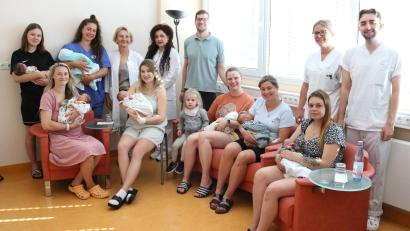 Bild: Klinikum Fichtelgebirge
Die frisch gebackenen Eltern und ihre Neugeborenen formieren sich mit den Mitarbeitern zum Gruppenbild: Von links: Nicole Antelmann mit Baby Moritz Standfest (bereits am 5.7. geboren), Mirka Grabowski und Miriam, Hebamme Carola Hörmann, Chefärztin Dr. Maria Dietrich, Anna-Lena Blay mit Nino, Assistenzärztin Aghayan Lida, Manuel, Mathilda und Stephanie Hahn mit Baby Moritz; Rosalie Schnurrer und Leo Maschauer, Pflegefachkraft Miriam Bergner, Lena Wolf und Josef Wolf und Pflegefachkraft Philipp Küfner. Drei weitere Babys und deren Mütter möchten nicht namentlich genannt werden.