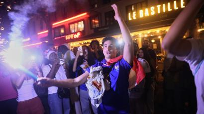 Bild: Thomas Padilla/AP/dpa
Frankreich feierte den Einzug ins WM-Halbfinale weitestgehend friedlich.