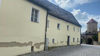 Bild:  Amann
Das sogenannte "Skandal-Haus" am Obertor 9 in Nabburg: Die Stadt kauft es zurück und vermarktet es neu