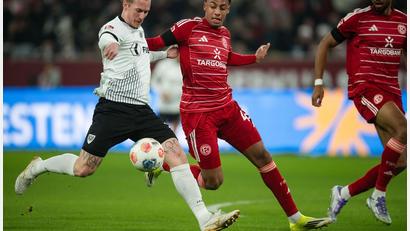 Bild: Marius Becker/dpa
Sima Suso (M) spielt künftig für Augsburg. (Archivbild)