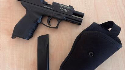 Bild: Polizeiinspektion Amberg
Ein Mann mit einer Waffe sorgt für Aufruhr in einem Regionalexpress nach Amberg. Einem Zugbegleiter fällt der Gegenstand auf, die Polizei rückt an.