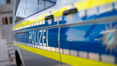 Bild: Daniel Karmann/dpa
Die Polizei nimmt die Bauarbeiter fest. (Symbolbild)