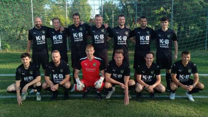 Bild: Michael Plänitz
Die Auswahl des FC Amberg beim Abschiedsspiel von Michael Plänitz: (von links oben) Niko Becker, Andreas Wendl, Benjamin Werner, Michael Plänitz, Jan Fischer, Michael Rudert und Frederik Plänitz sowie (von unten links) Benjamin Burger, Thomas Schneider, Christoph Lindner, Kai Hempel, Simon Schwarzfischer und Andreas Graml.