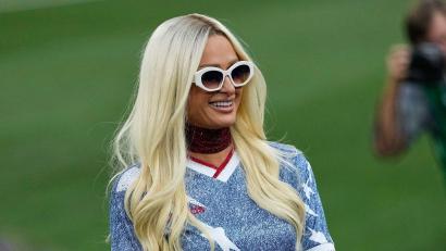 Bild: Gregory Bull/AP/dpa
Hoher Promifaktor: Paris Hilton bei der WM. (Archivbild)