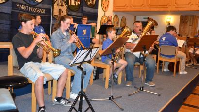 Bild: Peter Garreiss
Prächtig spielten die Schülerinnen und Schüler der Musikschule Moosbach beim Serenaden-Abend im Rathaussaal auf.