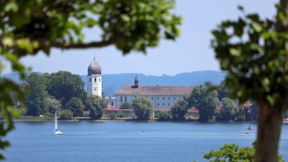 Bild: Karl-Josef Hildenbrand/dpa
Der Chiemsee mit der Fraueninsel ist ein beliebtes Ausflugsziel in Oberbayern. (Archivbild)
