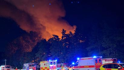 Bild: Sven Grundmann/NEWS5/dpa
In Nürnberg brennt ein Waldstück.