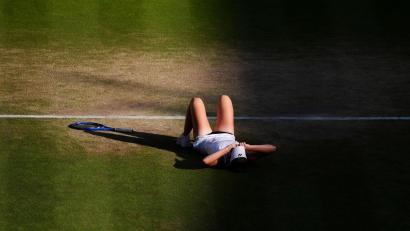 Bild: John Walton/PA Wire/dpa
Linda Noskova feiert den größten Erfolg ihrer Tennis-Karriere.