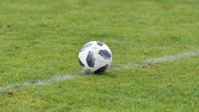 Symbolbild: Ziegler
Eine Frau will spielenden Kindern im Landkreis Regensburg einen Fußball nicht mehr zurückgeben, nachdem dieser über den Gartenzaun flog. Das führt zu einem ungewöhnlichen Polizeieinsatz.