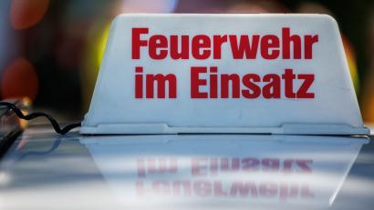 Bild: Daniel Karmann/dpa
Einsatzkräfte der Feuerwehr löschen die Brände. (Symbolbild)