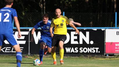 Bild: Dieter Jäschke
Positiv gestimmt: Ambergs Spielertrainer Friedrich Lieder (rechts) ist nach dem 4:0-Erfolg gegen den SV Etzenricht durchaus zufrieden mit der Vorbereitung seines Teams.
