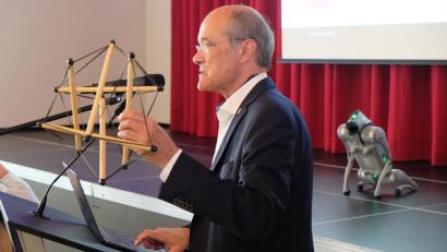Bild: Robert Dotzauer
Mit dem Meditationsobjekt einer NASA-Erkundungssonde veranschaulichte Professor Dr. Günter Leugering die Ergebnisse der KI-Forschung im Zusammenhang mit dem Denken der Menschen.