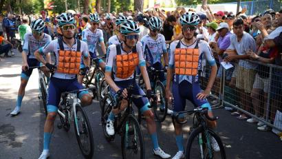 Bild: Daniel Cole/AP/dpa
Fahrer des Bauhaus-Teams mit einer Kühlweste bei der Tour de France im Jahr 2024. (Archivbild)